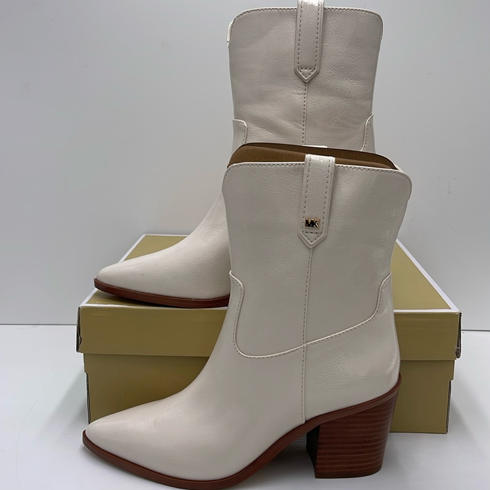 Michael Kors WAVERLY HEELED BOOTIE FAUX LEATHER
49F4WVME6L
LT CREAM